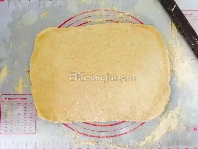 硅胶垫上铺适量的黄豆粉。将糯米团两面粘满黄豆粉，擀成长方形(尽量薄厚均匀)。