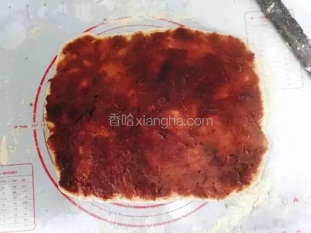 均匀的铺上红豆沙，若豆沙偏干，可沾少量清水抹开。豆沙的多少可根据个人口味增减。