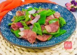 青椒洋葱炒培根的做法图解1