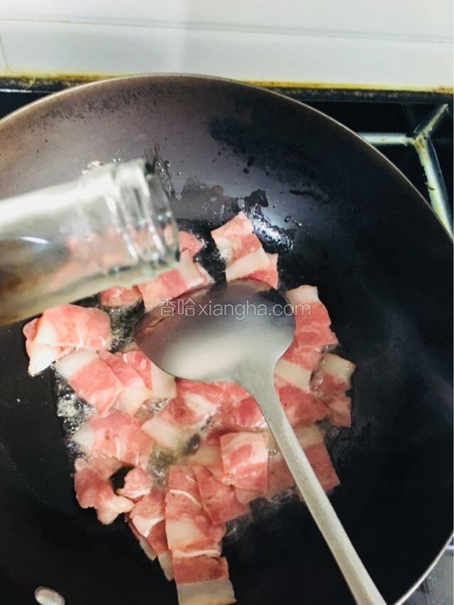 加入料酒炒片刻