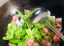 青椒洋葱炒培根的做法图解10