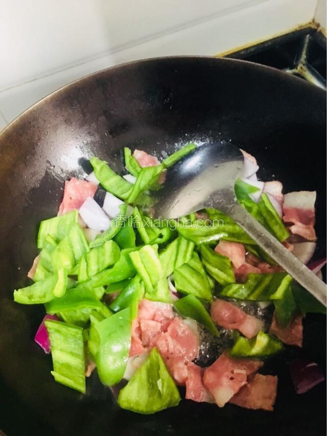 加入青椒炒至变软