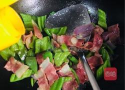 青椒洋葱炒培根的做法图解12