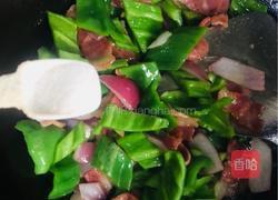 青椒洋葱炒培根的做法图解13