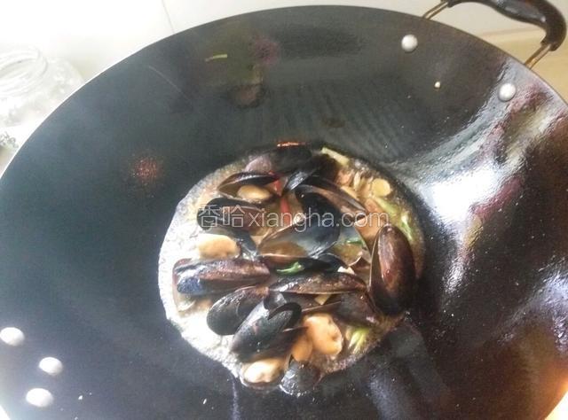 油锅烧开，下姜葱爆香，放白酒，下贻贝翻炒，掺点水，
水烧干下红椒，