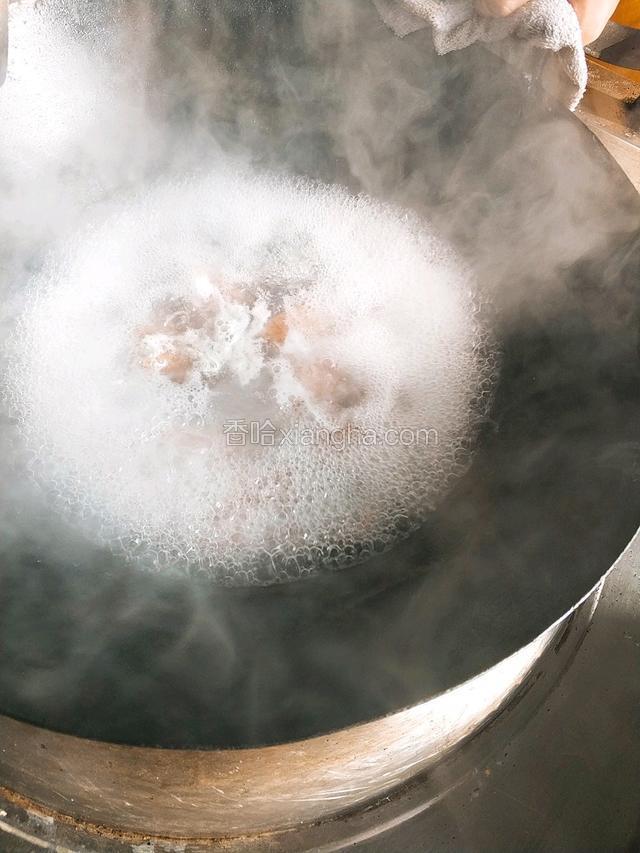 锅中加水，烧开，下入鱿鱼。