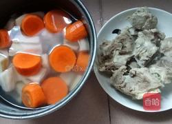 莲藕胡萝卜猪骨汤的做法图解1