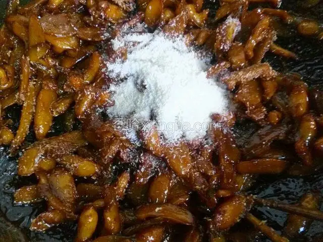 这个时候在放上椰蓉，拌均匀就可以关火完成了【椰蓉超市有卖的，没有可以不放】
