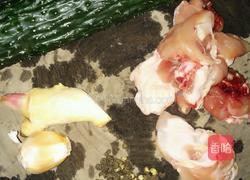 黄瓜烧鸡腿肉的做法图解1