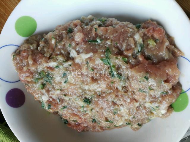 肉末准备好，里面调料是:酒，盐，定粉，小葱