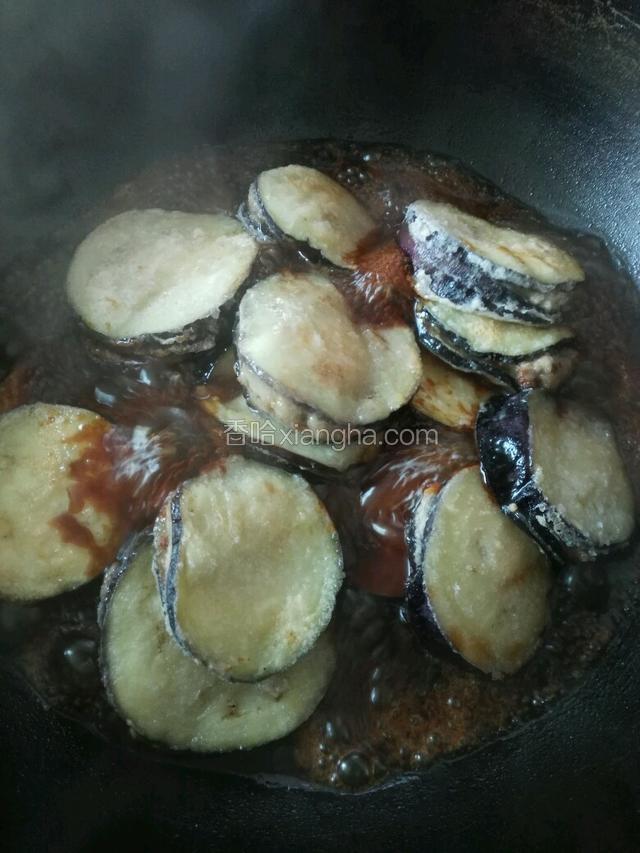 锅内留油，加入水，老抽，蚝油，醋，糖，味道吃准，放入茄子包轻轻炒匀，中火烧至紧汤