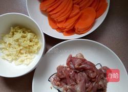 胡萝卜炒肉的做法图解1