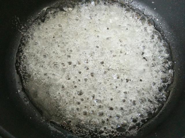 砂糖和水一起放锅里加热至融化