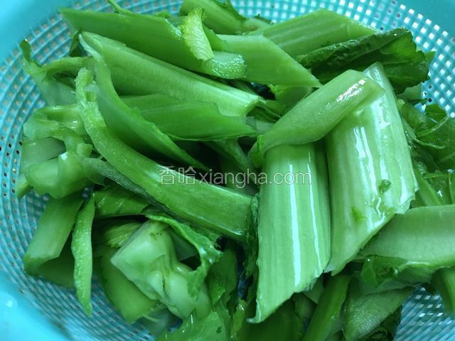 芥菜去叶留梗，斜刀切块