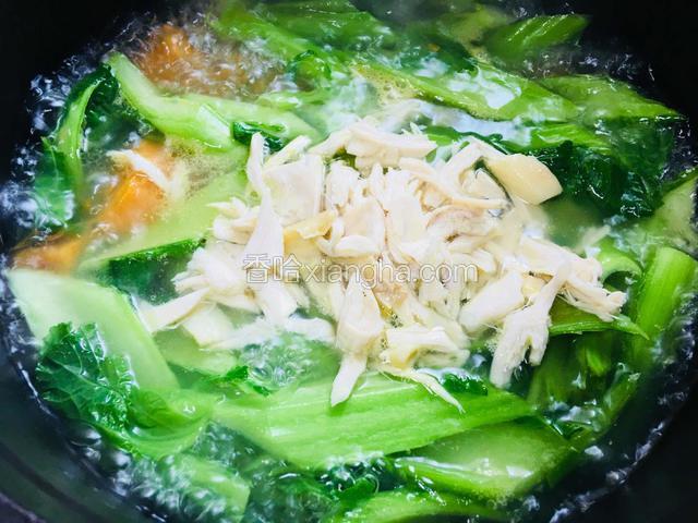 放入鸡肉煮2分钟