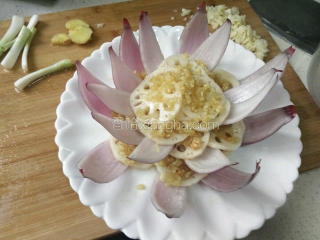 用同样的方法摆第三层。（4瓣洋葱片）