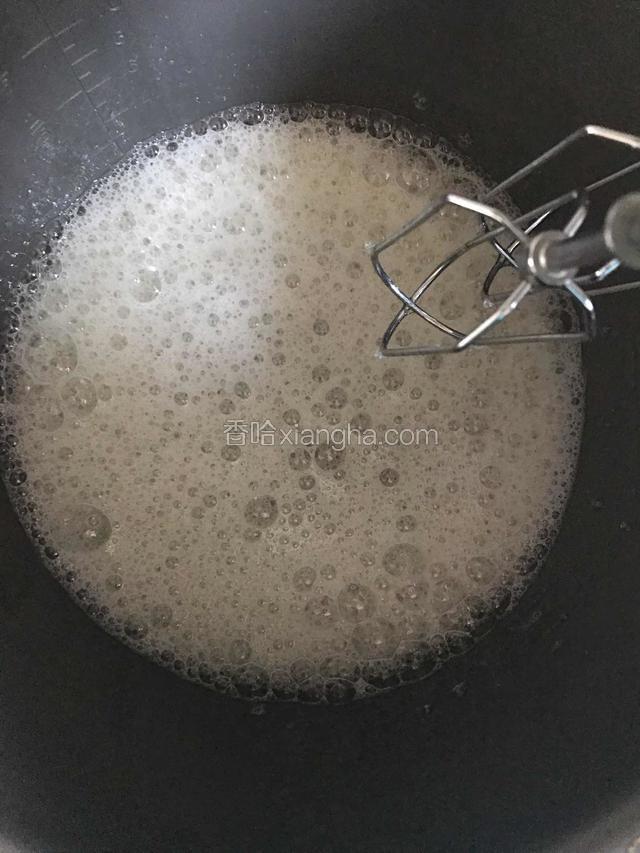 打蛋清：50～60克白砂糖分三次放入蛋清里，用电动打蛋器第一次加糖打成大粗泡。第二次放糖，打成小细泡。