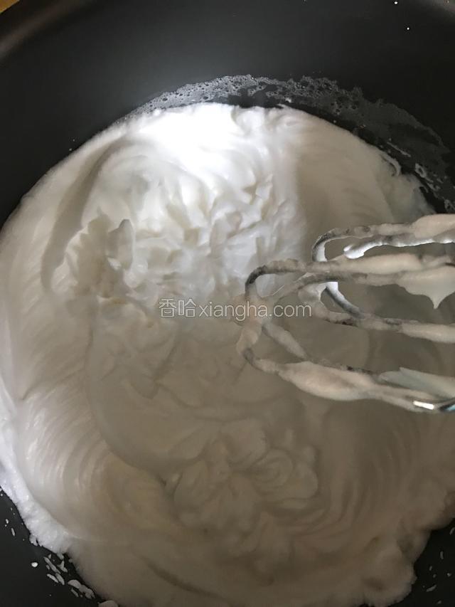 最后一次放糖，打发至提起打蛋器成弯弯的尖角。