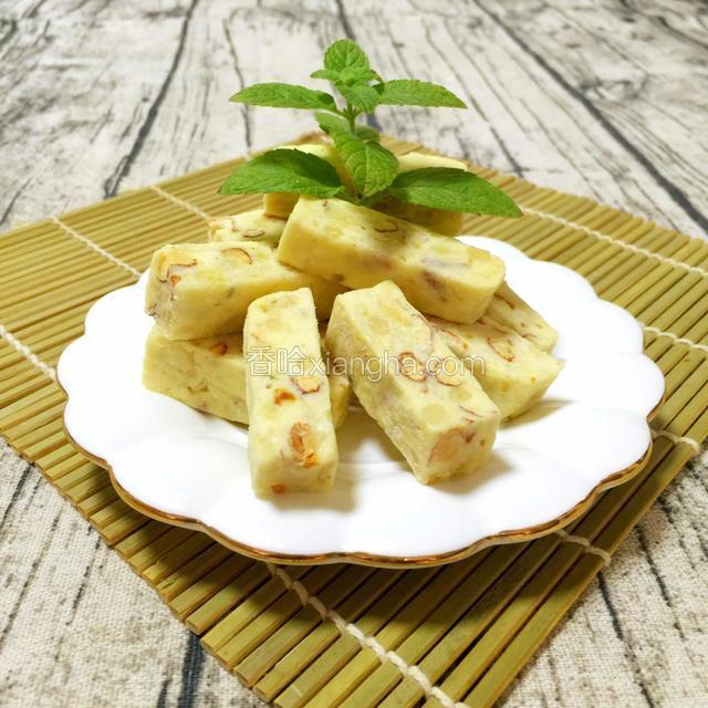 杏仁松子仁牛轧糖
