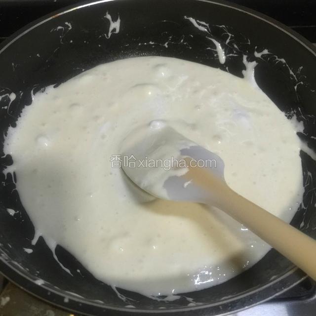 翻炒搅拌均匀，融化至如图，棉花糖和黄油一定要完全融化融合在一起。