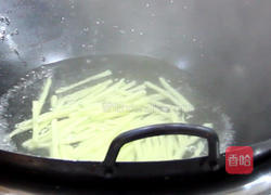 芹香土豆条的做法图解2