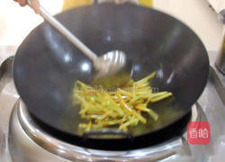芹香土豆条的做法图解3