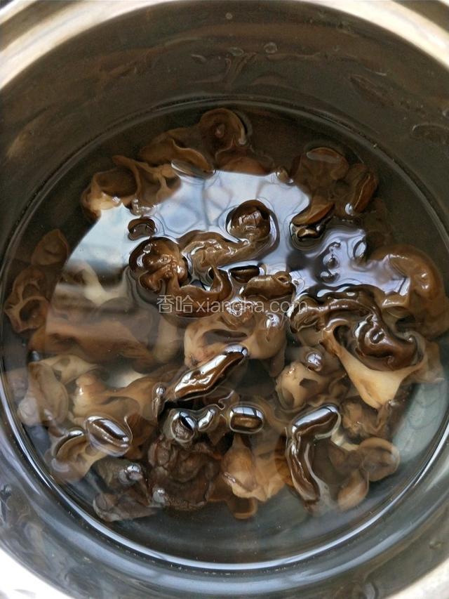 木耳提前用水泡发。