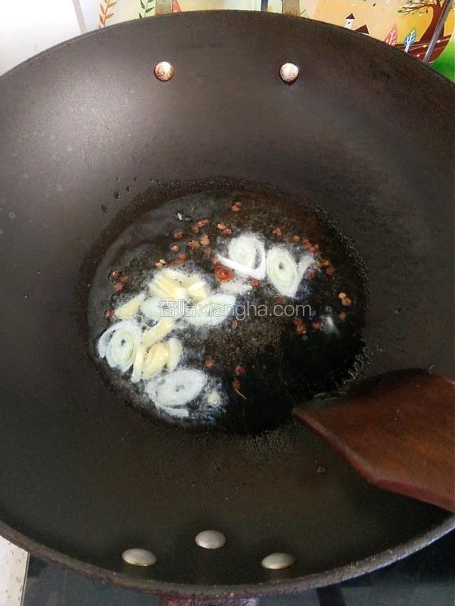 然后放入葱姜，煸炒。
