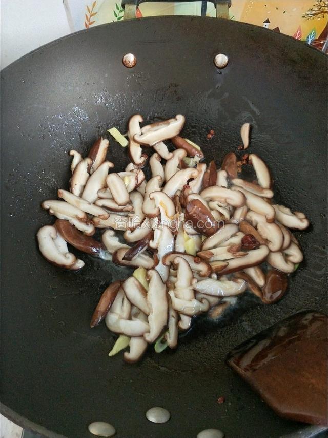 葱姜炒黄的时候放入香菇。
