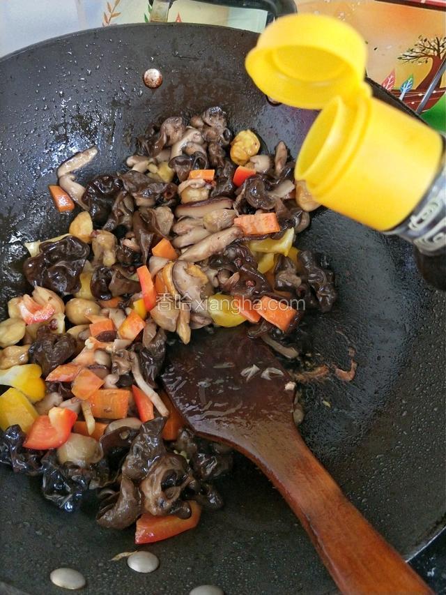 最后，倒入少许自然鲜，然后放入盐鸡精调味即可。