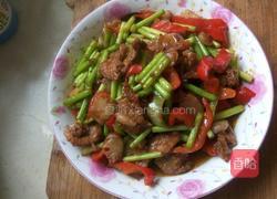 红椒蒜苔炒肉的做法图解6