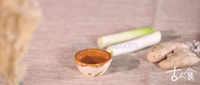 葱去葱绿留葱白，老姜切片备用