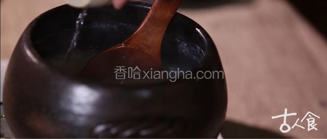 小火熬煮至米开花，淋入白米醋，盛出即可