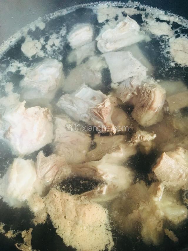 羊排放锅里焯水