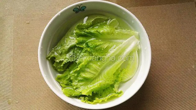 生菜洗净，用凉白开浸泡