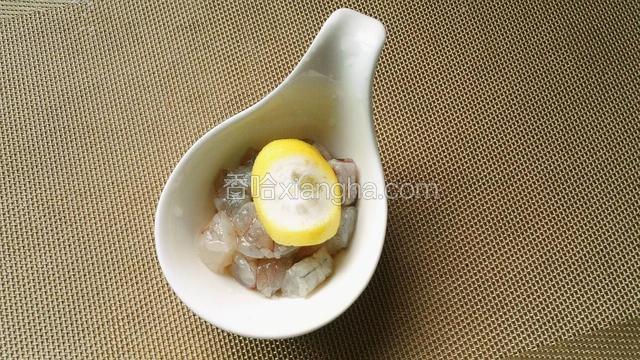 虾仁切丁，撒少许盐，用柠檬片挤汁腌渍