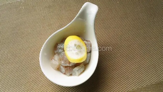虾仁切丁，撒少许盐，用柠檬片挤汁腌渍