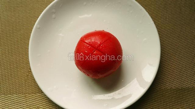 番茄顶部划十字刀，开水烫一下，去皮熬制番茄酱（具体做法参照菜谱写的番茄酱，这里不再啰嗦）
