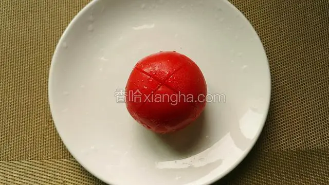 番茄顶部划十字刀，开水烫一下，去皮熬制番茄酱（具体做法参照菜谱写的番茄酱，这里不再啰嗦）