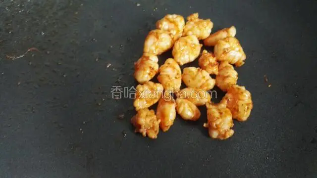 锅里加入适量橄榄油，倒入虾仁翻炒至熟