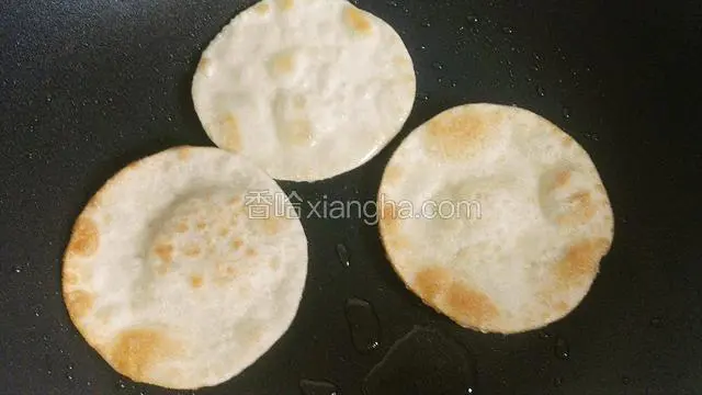 锅里加入橄榄油，放入饺子皮煎至两面金黄
