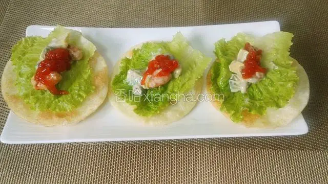 放上牛油果虾仁沙拉，涂上番茄酱