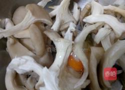 油炸平菇的做法图解2