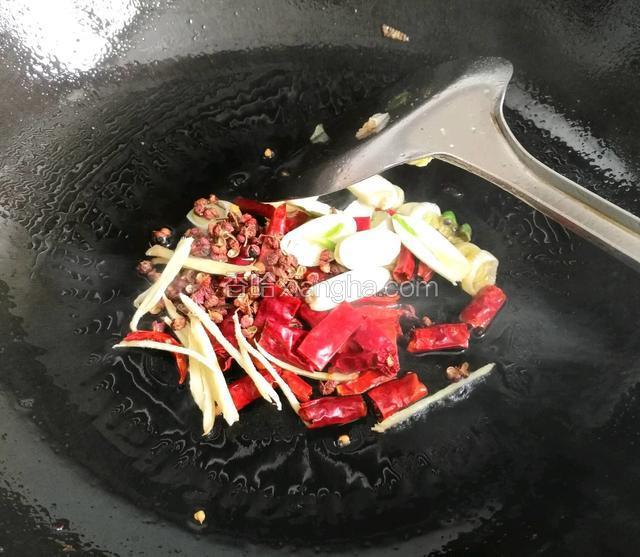 锅里留底油，把各种食材倒进去炒香