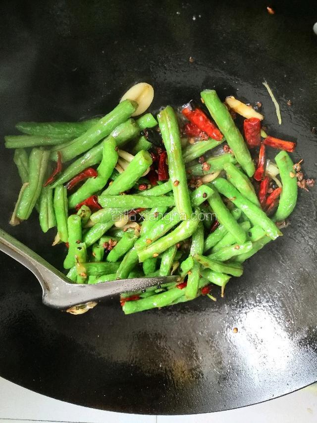 沿锅边加点水，翻炒几分钟，使其更入味，起锅时加一点味精翻炒均匀即可出锅装盘