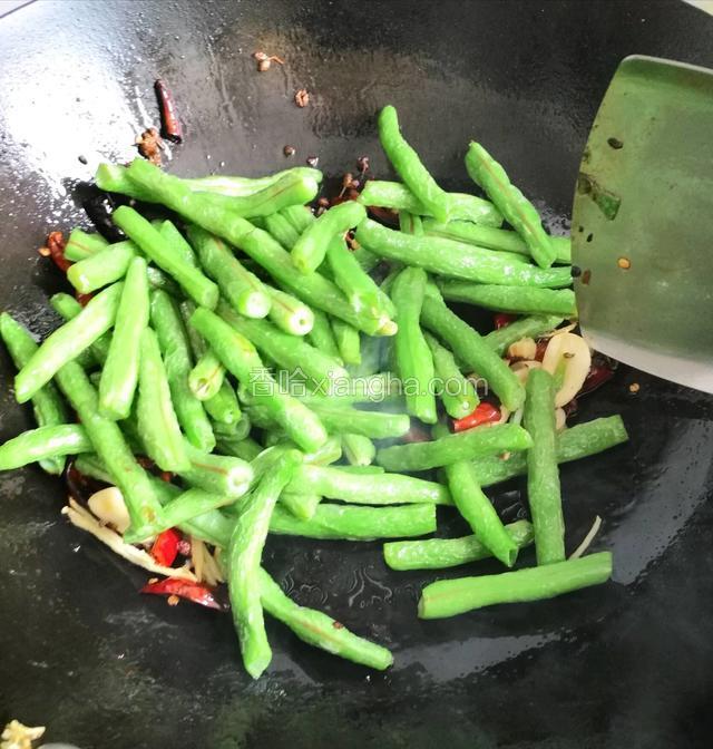 倒入无丝豆角翻炒