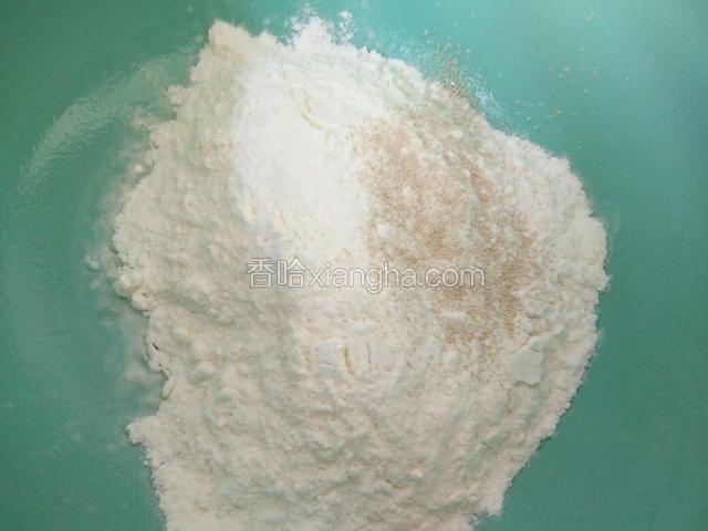 面粉和酵母粉先放入和面盆中。