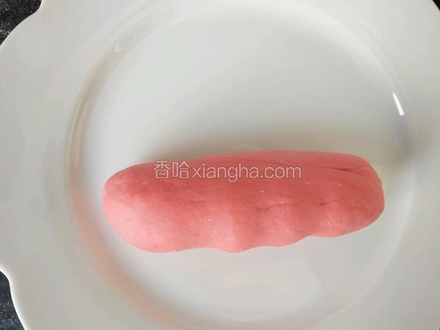 醒发好面团的内部组织呈蜂窝状,是原来体积的两倍大,就可以再次揉匀排气搓条。