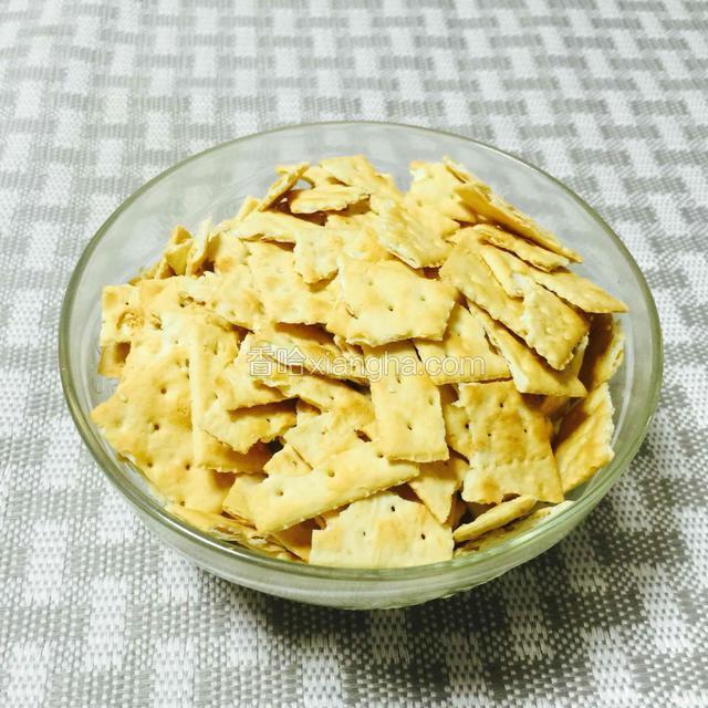 苏打饼干掰小块，



雪花酥的原版本，是选用台湾小奇福饼干。据说比较硬脆，下次再网购来试试对比下。



家里没这饼干，用嘉顿芝麻苏打饼干代替，口感也不错。



但需要注意一下：塑成饼状时，要轻压，不能用力。不然饼干都碎成粉，影响口感