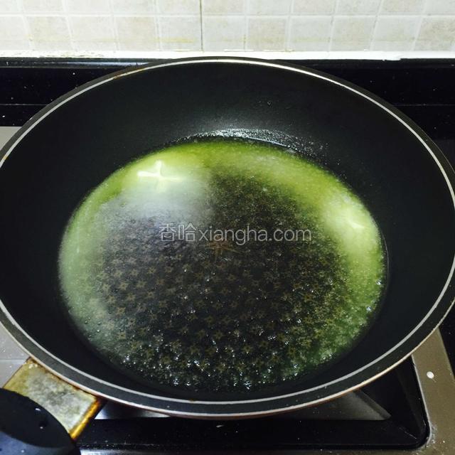 开火烧热平底锅，把黄油倒进锅里至融化。注意，要开小火。